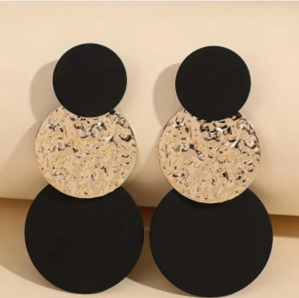 Earrings A beautiful pair of gold and black disc earrings!! NWT 🛍🎀👛